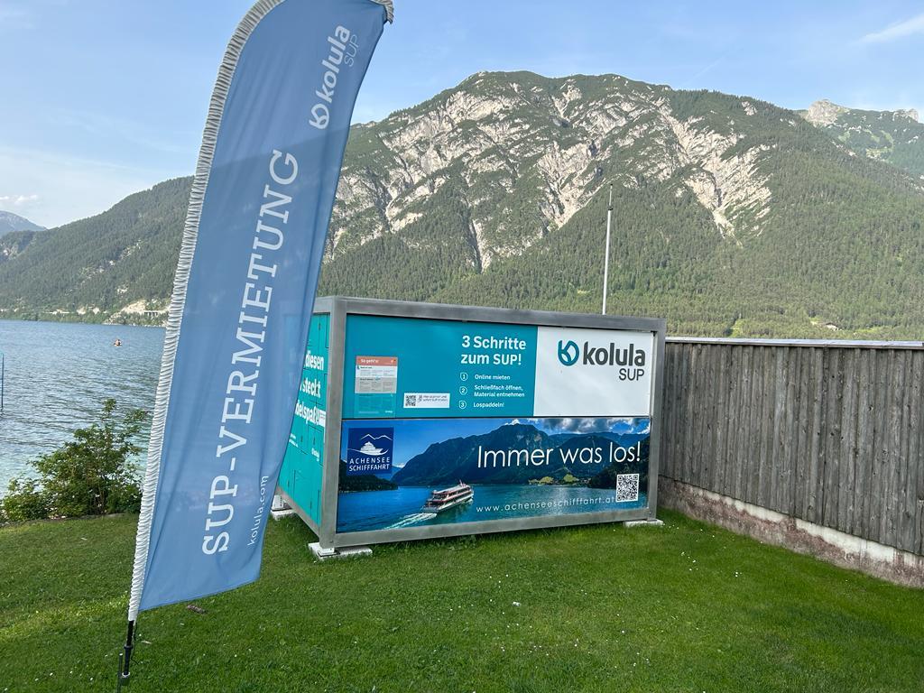 kolula SUP-Station am Achensee mit Beach-Flag und Bergpanorama