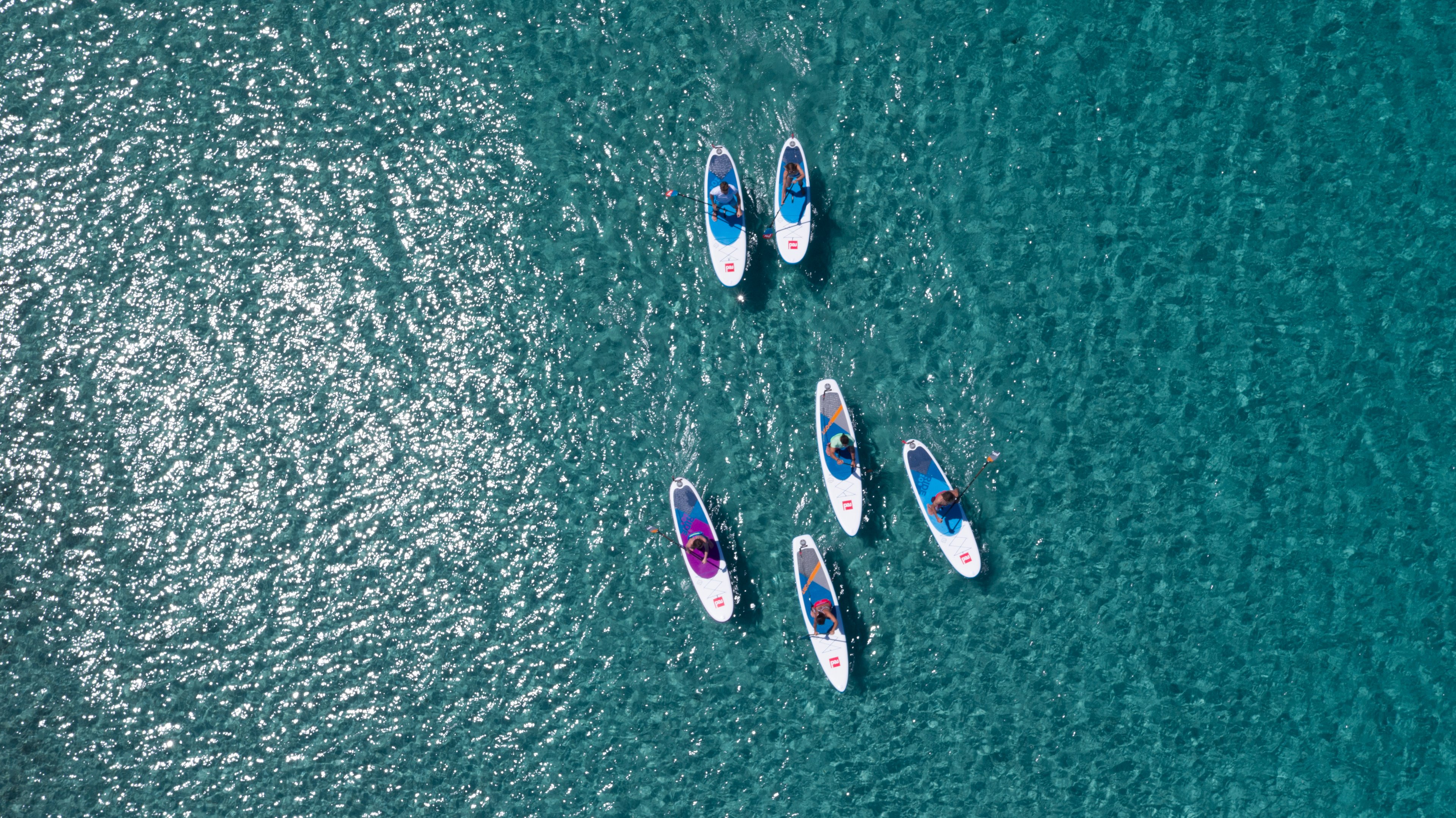 SUP-Boards aus der Vogelperspektive auf türkisem Wasser